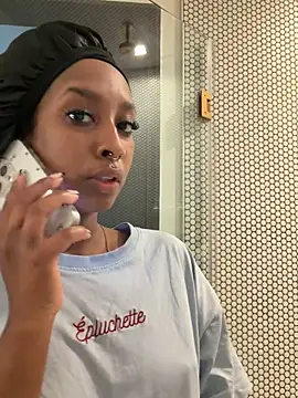 Snapshot of Your_Paris chatting on March 2, 2026, 5:42 pm Your Paris online show from March 2, 2026, 5:42 pm