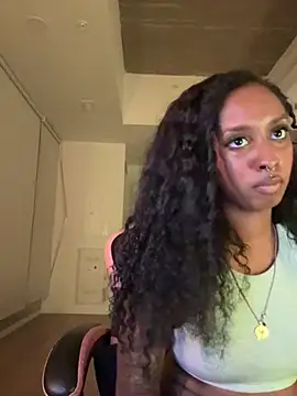 Snapshot of Your_Paris chatting on March 27, 2026, 5:24 am Your Paris online show from March 27, 2026, 5:24 am