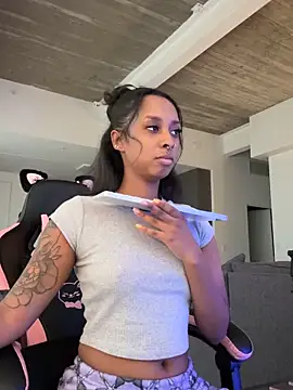 Snapshot of Your_Paris chatting on April 6, 2026, 3:02 pm Your Paris online show from April 6, 2026, 3:02 pm