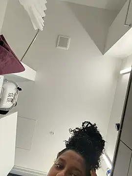 Snapshot of Your_Paris chatting on April 10, 2026, 11:31 pm Your Paris online show from April 10, 2026, 11:31 pm