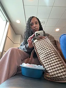 Snapshot of Your_Paris chatting on April 11, 2026, 12:31 pm Your Paris online show from April 11, 2026, 12:31 pm