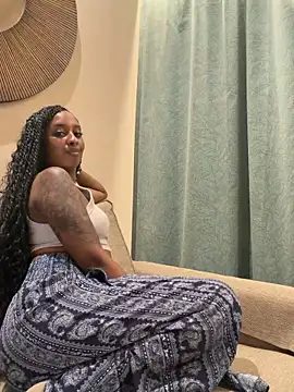 Snapshot of Your_Paris chatting on April 14, 2026, 1:00 am Your Paris online show from April 14, 2026, 1:00 am