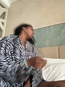 Snapshot of Your_Paris chatting on April 15, 2026, 9:26 pm Your Paris online show from April 15, 2026, 9:26 pm