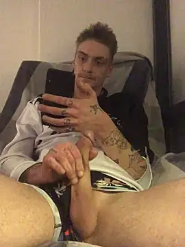 Snapshot of Simboxxx040 chatting on January 1, 2025, 11:18 pm Simboxxx040 online show from January 1, 2025, 11:18 pm