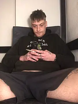 Snapshot of Simboxxx040 chatting on March 22, 2025, 7:47 am Simboxxx040 online show from March 22, 2025, 7:47 am