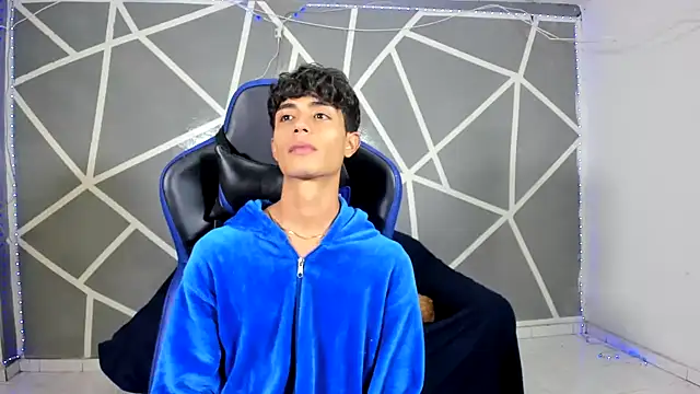 oliverhot2005 online show from December 17, 2024, 6:09 pm