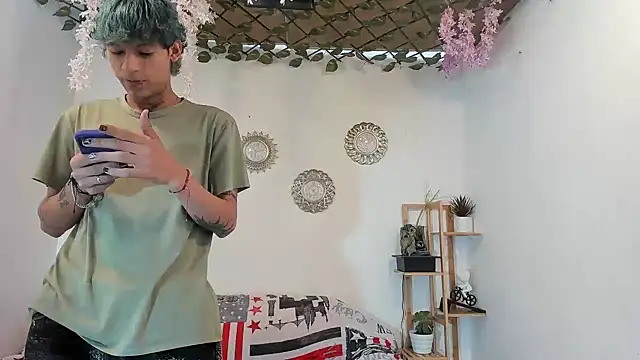 oliverhot2005 online show from November 3, 2025, 2:40 pm