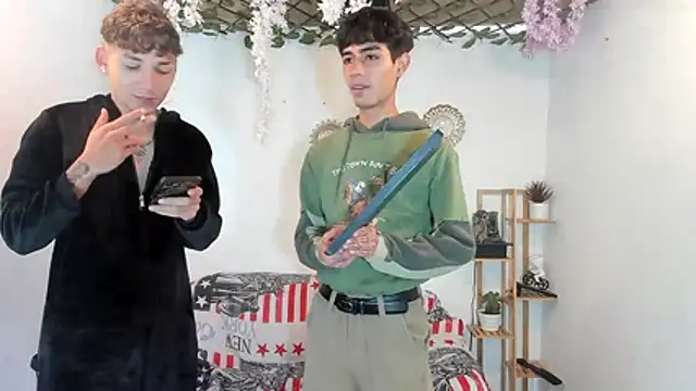 oliverhot2005 online show from November 15, 2025, 3:30 pm