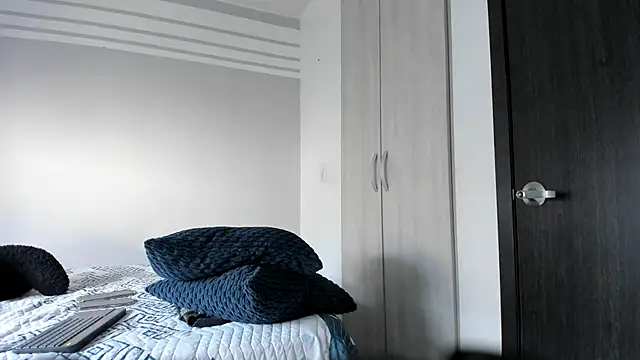 karlina charlotte1 online show from February 28, 2025, 1:14 pm