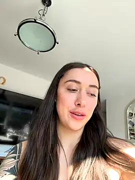 emiliasommer online show from October 18, 2025, 1:01 pm