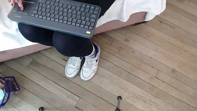 ViioletaMora online show from February 5, 2025, 7:31 pm