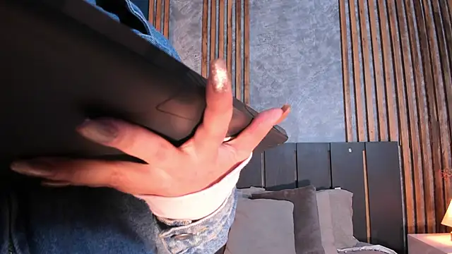 Hannah Borbon online show from March 14, 2025, 5:05 am