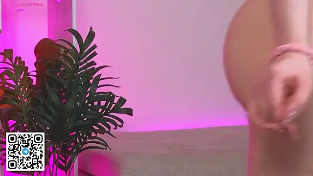 oliviabr0wn0 online show from February 15, 2026, 7:51 am