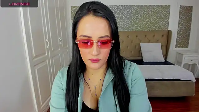 KimWessel  online show from April 17, 2026, 7:28 pm