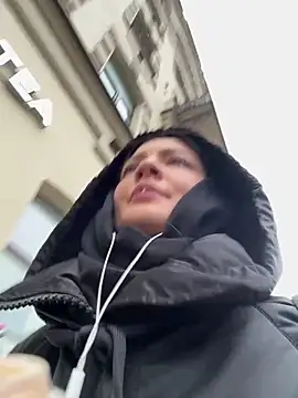 BabeRainbow online show from November 7, 2025, 10:37 am