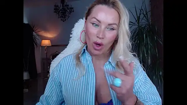 Snapshot of eyesangel22 chatting on December 8, 2024, 9:57 am eyesangel22 online show from December 8, 2024, 9:57 am