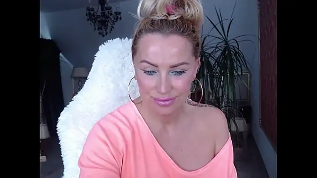 Snapshot of eyesangel22 chatting on February 18, 2025, 9:43 am eyesangel22 online show from February 18, 2025, 9:43 am