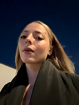 LoraaDoll online show from October 8, 2025, 3:53 pm