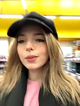 LoraaDoll online show from November 15, 2025, 4:36 pm