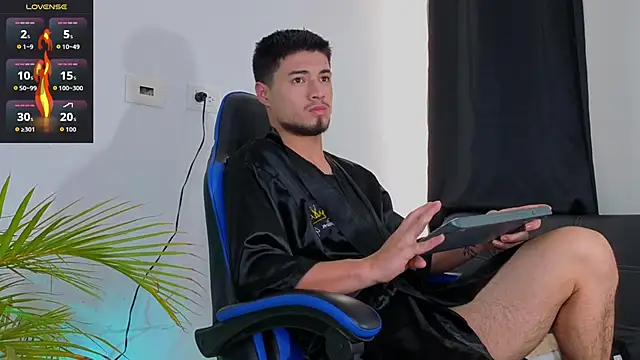 EdwardRoss  online show from December 1, 2025, 9:42 pm