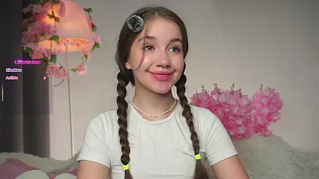 Snapshot of AmiLewis chatting on September 24, 2025, 1:20 am AmiLewis online show from September 24, 2025, 1:20 am