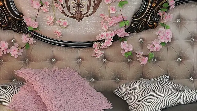 AmiLewis online show from April 21, 2026, 2:51 am