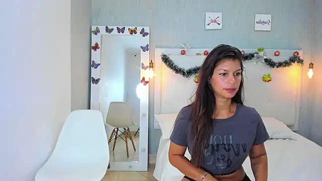 aishawild online show from December 10, 2024, 3:33 pm