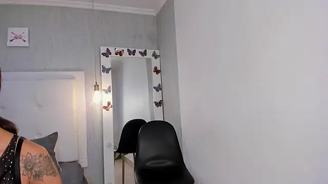 aishawild online show from September 17, 2025, 12:51 pm