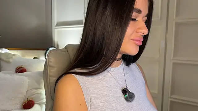 Snapshot of UrLillShy chatting on October 25, 2025, 1:13 am UrLillShy online show from October 25, 2025, 1:13 am