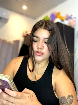 Michellesexxy online show from October 31, 2025, 7:37 pm