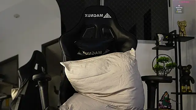 Snapshot of Max_cortes1 chatting on October 1, 2025, 11:55 pm Max cortes1 online show from October 1, 2025, 11:55 pm