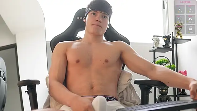 Snapshot of Max_cortes1 chatting on October 22, 2025, 3:45 pm Max cortes1 online show from October 22, 2025, 3:45 pm