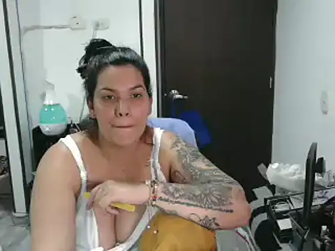 CarolinaRincon online show from March 12, 2025, 12:10 am