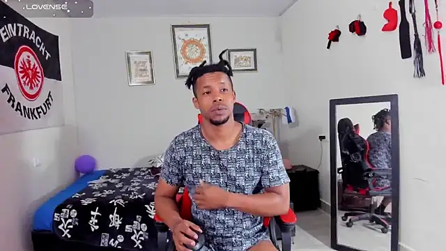 AlejoKhalifa  online show from October 28, 2025, 9:02 am