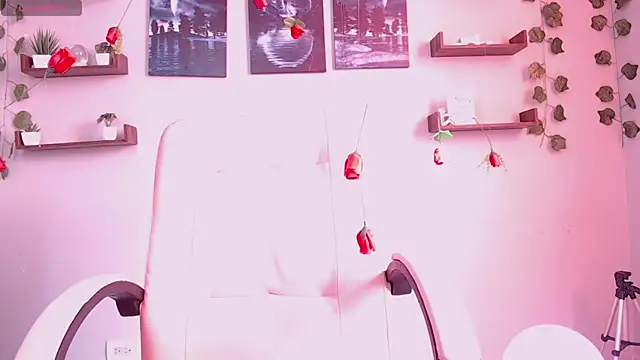 macey elliot  online show from March 5, 2025, 2:01 pm