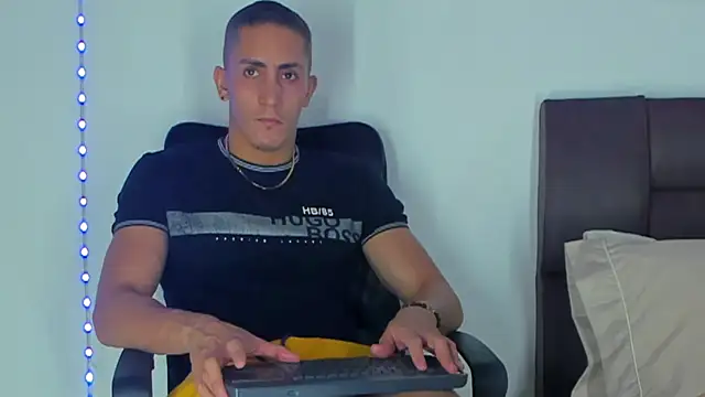 Snapshot of MikeRoss7777 chatting on December 18, 2024, 6:21 am MikeRoss7777 online show from December 18, 2024, 6:21 am