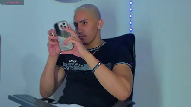 Snapshot of MikeRoss7777 chatting on January 26, 2025, 4:20 am MikeRoss7777 online show from January 26, 2025, 4:20 am