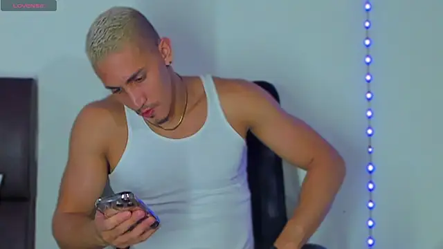 Snapshot of MikeRoss7777 chatting on February 7, 2025, 9:58 am MikeRoss7777 online show from February 7, 2025, 9:58 am