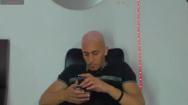 Snapshot of MikeRoss7777 chatting on February 16, 2025, 4:20 am MikeRoss7777 online show from February 16, 2025, 4:20 am