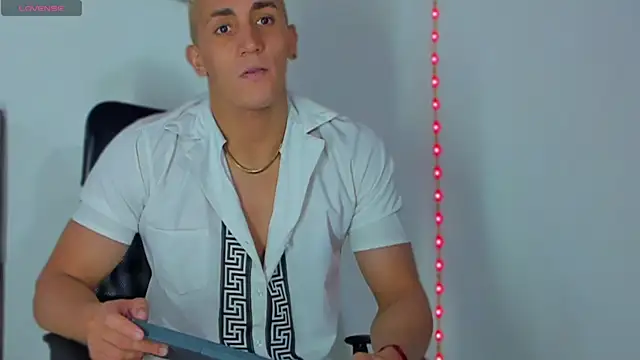 Snapshot of MikeRoss7777 chatting on February 24, 2025, 12:41 am MikeRoss7777 online show from February 24, 2025, 12:41 am