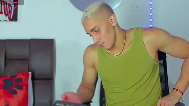 Snapshot of MikeRoss7777 chatting on March 5, 2025, 12:05 am MikeRoss7777 online show from March 5, 2025, 12:05 am