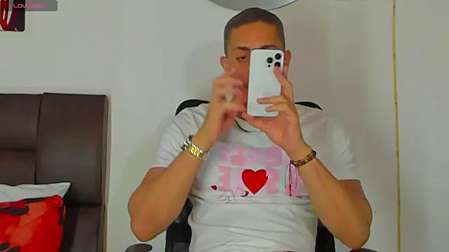 Snapshot of MikeRoss7777 chatting on October 7, 2025, 3:04 am MikeRoss7777 online show from October 7, 2025, 3:04 am