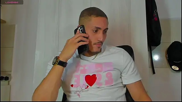 Snapshot of MikeRoss7777 chatting on October 25, 2025, 8:03 pm MikeRoss7777 online show from October 25, 2025, 8:03 pm