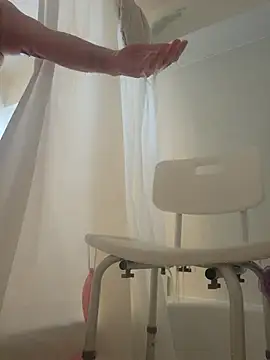 caressonnous online show from November 3, 2025, 3:46 pm