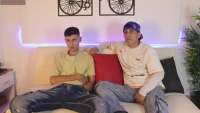 Crazy nigth01 online show from October 15, 2025, 7:25 pm