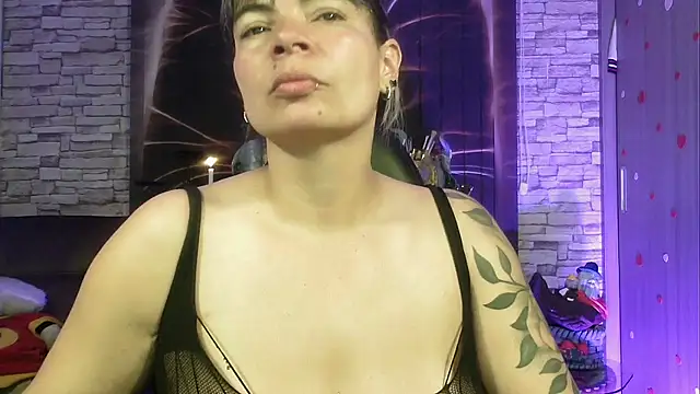 charlotedoll online show from September 19, 2025, 3:08 am