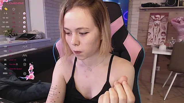 lucy mirror online show from October 30, 2025, 8:42 pm