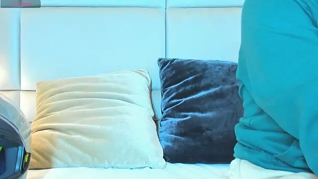 charlotte01   online show from October 4, 2025, 10:13 am