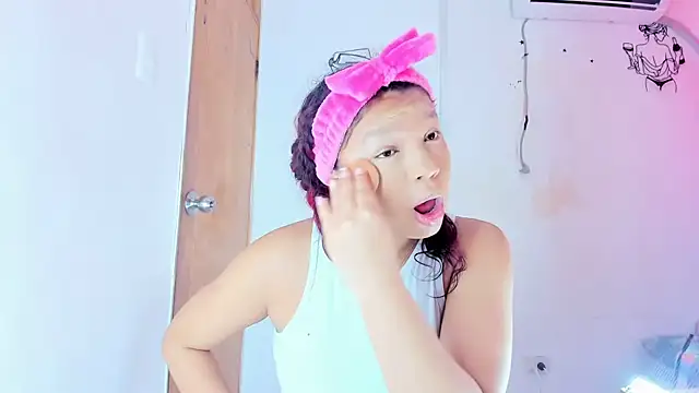 Snapshot of Emily_Coper18 chatting on March 14, 2026, 2:00 pm Emily Coper18 online show from March 14, 2026, 2:00 pm