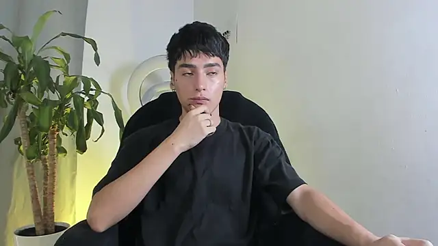 Snapshot of sebas_rose chatting on December 17, 2025, 1:39 pm sebas rose online show from December 17, 2025, 1:39 pm